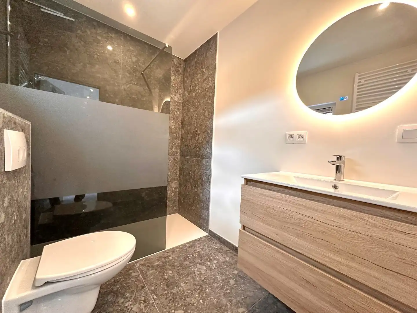 Volledig gerenoveerde woning met garage, tuin en 8 zonnepanelen in hartje Tongeren! foto 9