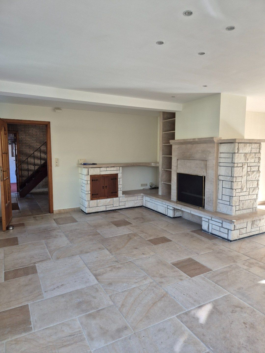 Ruime woning met drie slaapkamers, bureel en tuin. foto 8