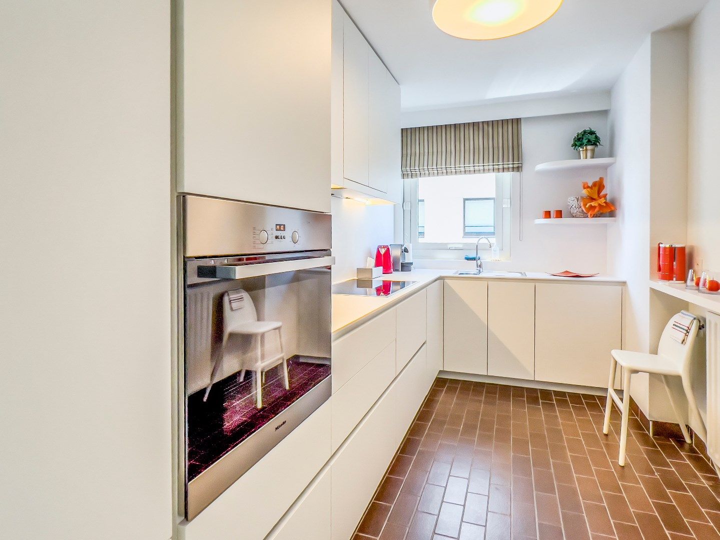 Gemeubeld hoekappartement (westkant) gelegen op de Zeedijk vlakbij het Albertplein en Driehoeksplein. Inclusief inpandige parking foto 8
