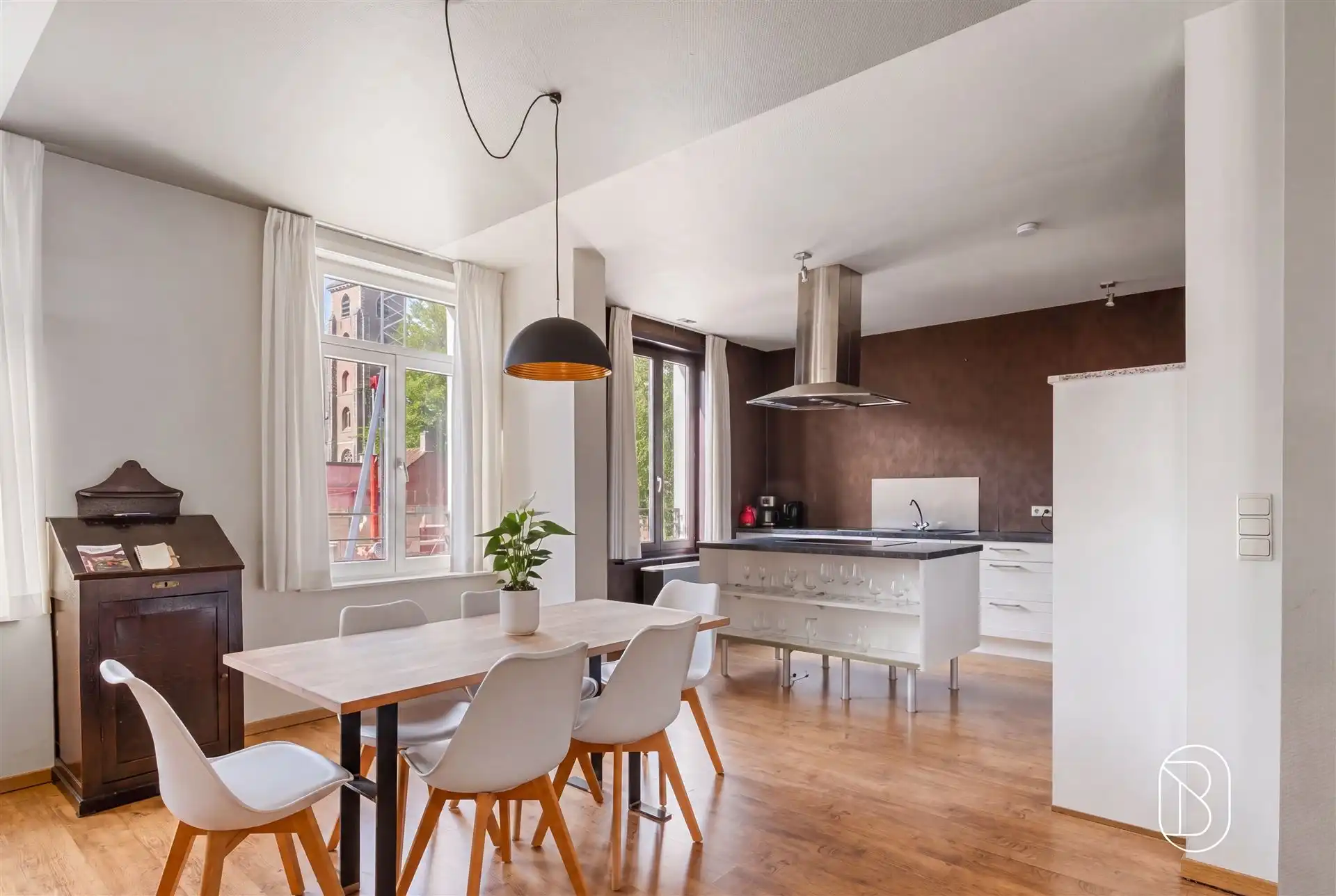 Handelspand + 2 gerenoveerde appartementen hartje Kortrijk foto 5