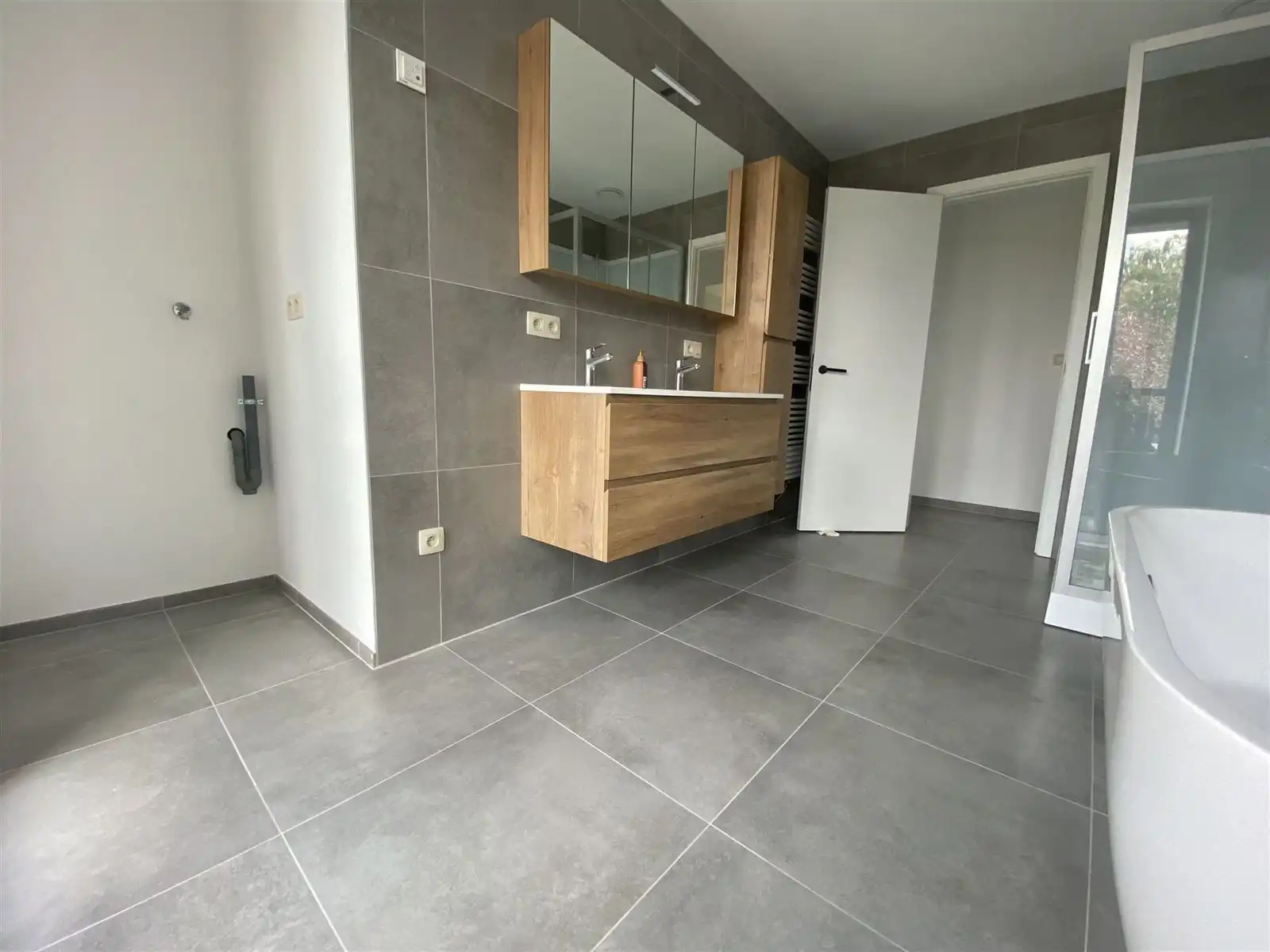 Ruime woning met 3 slaapkamers te huur foto 12