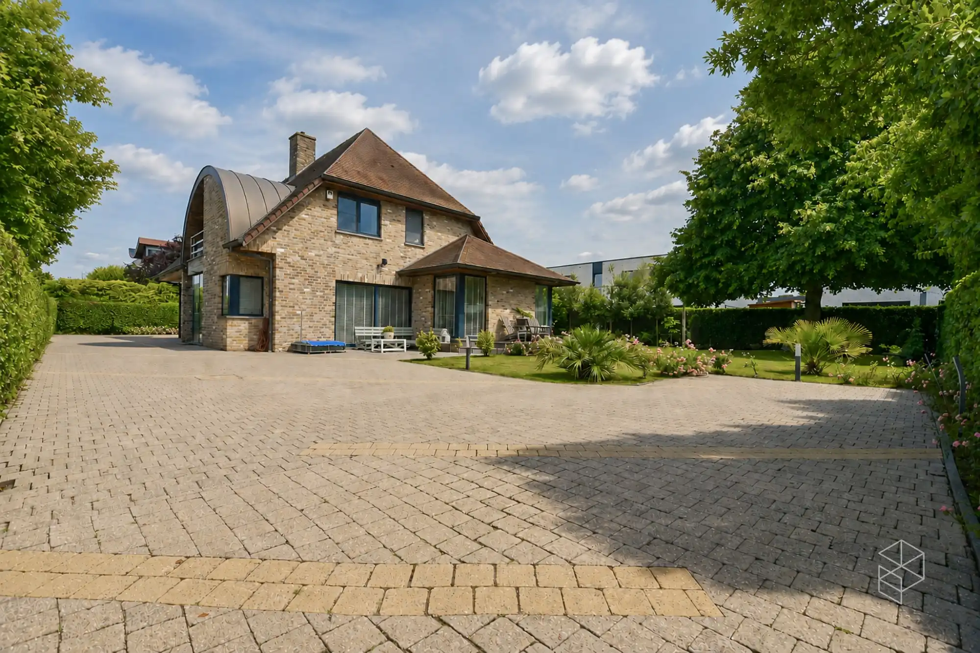 Ruime en karaktervolle woning op 926 m² centraal gelegen te Jabbeke foto 2