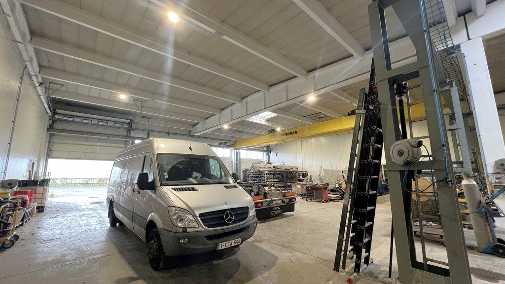 Magazijn met rolbrug en kantoren nabij N47 in Zele foto 20