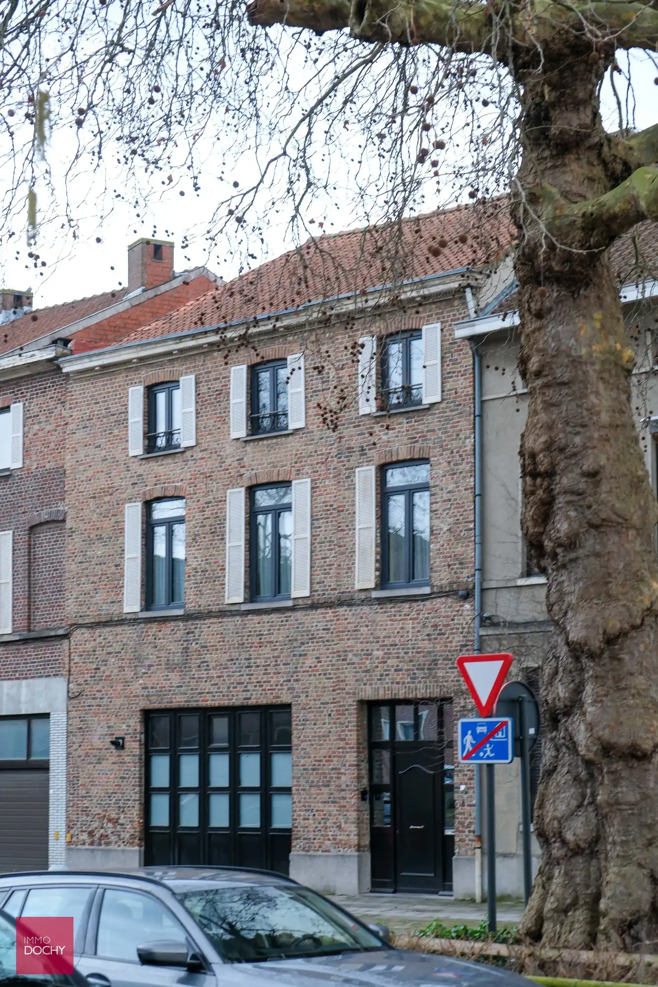 Vernieuwde herenwoning met atelier/magazijn/handelsruimte en lift centrum Kortrijk foto 2