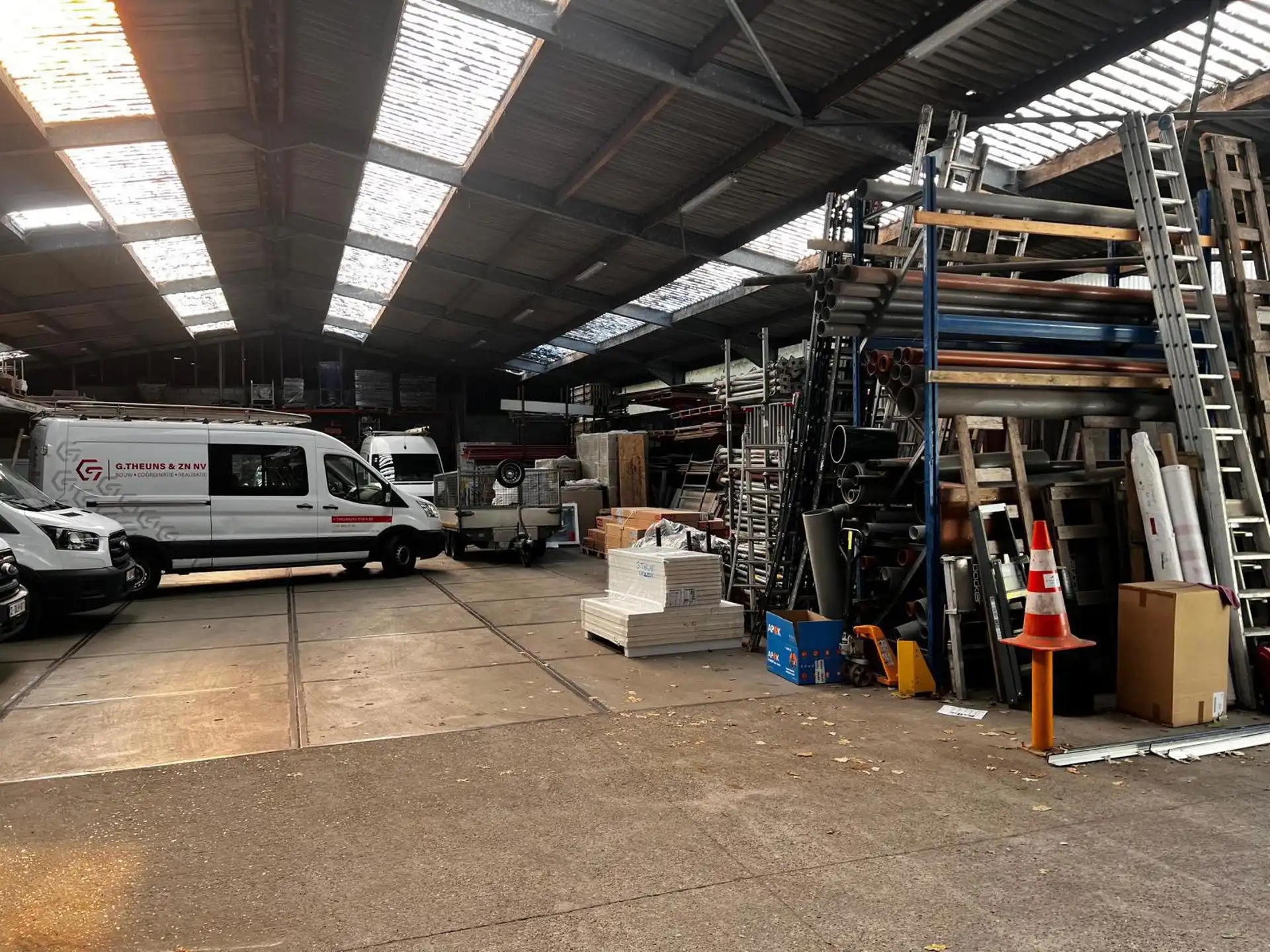 TE HUUR Magazijn + Kantoor te Kalmthout foto 4