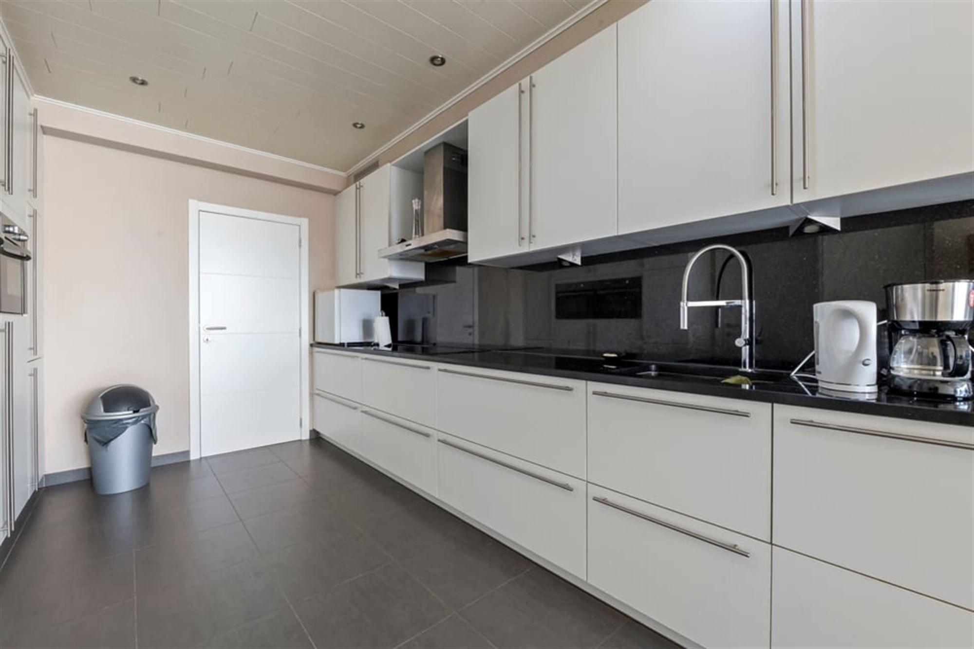 RUIME GEZINSWONIG MET VEEL POTENTIEEL EN EEN RUIME GARAGE IN SINT-TRUIDEN  foto 11