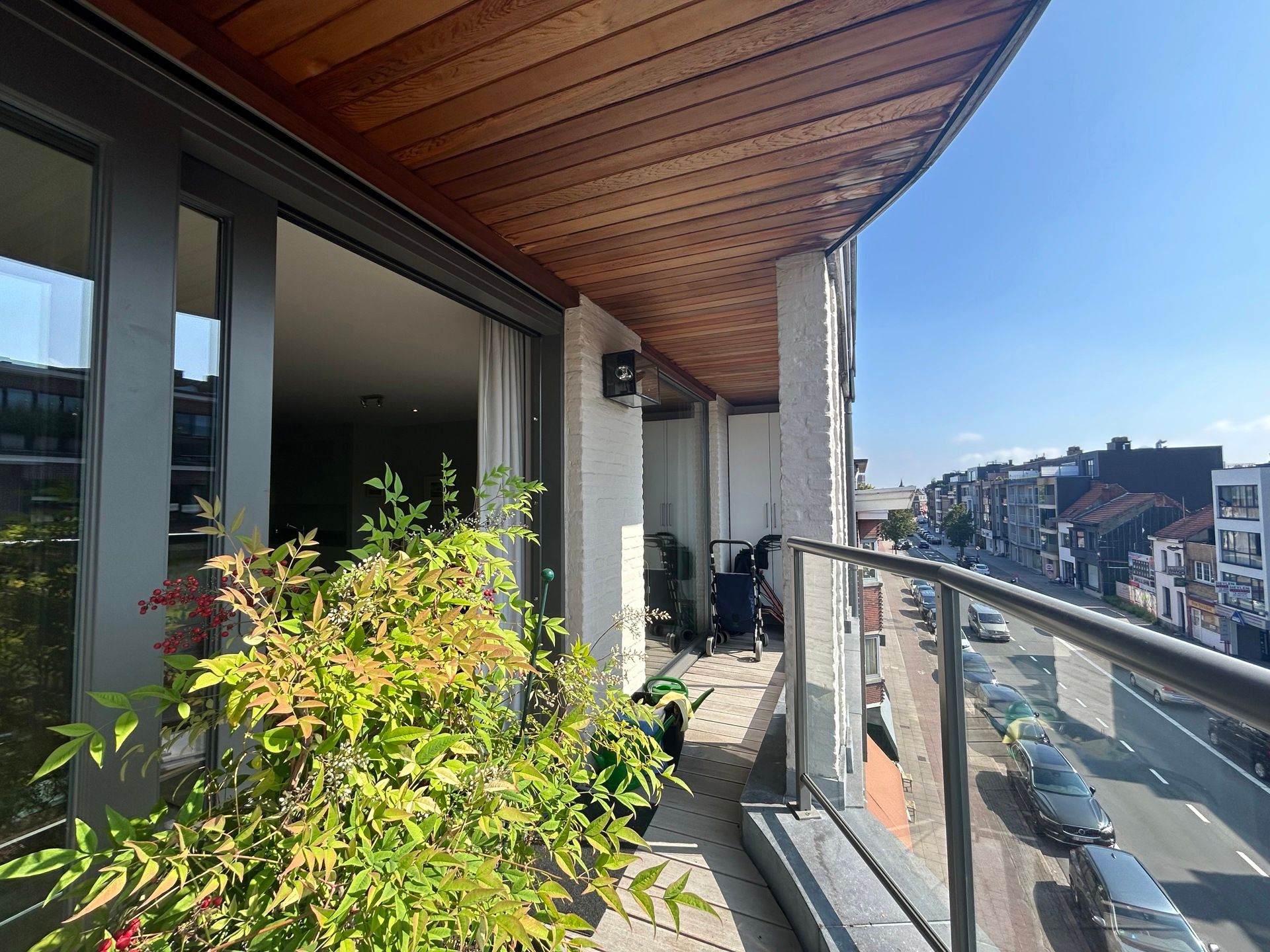 In 't centrum van Brasschaat op de derde verdieping, een instapklaar appartement van 114 m² met 2 parkingplaatsen. foto {{pictureIndex}}
