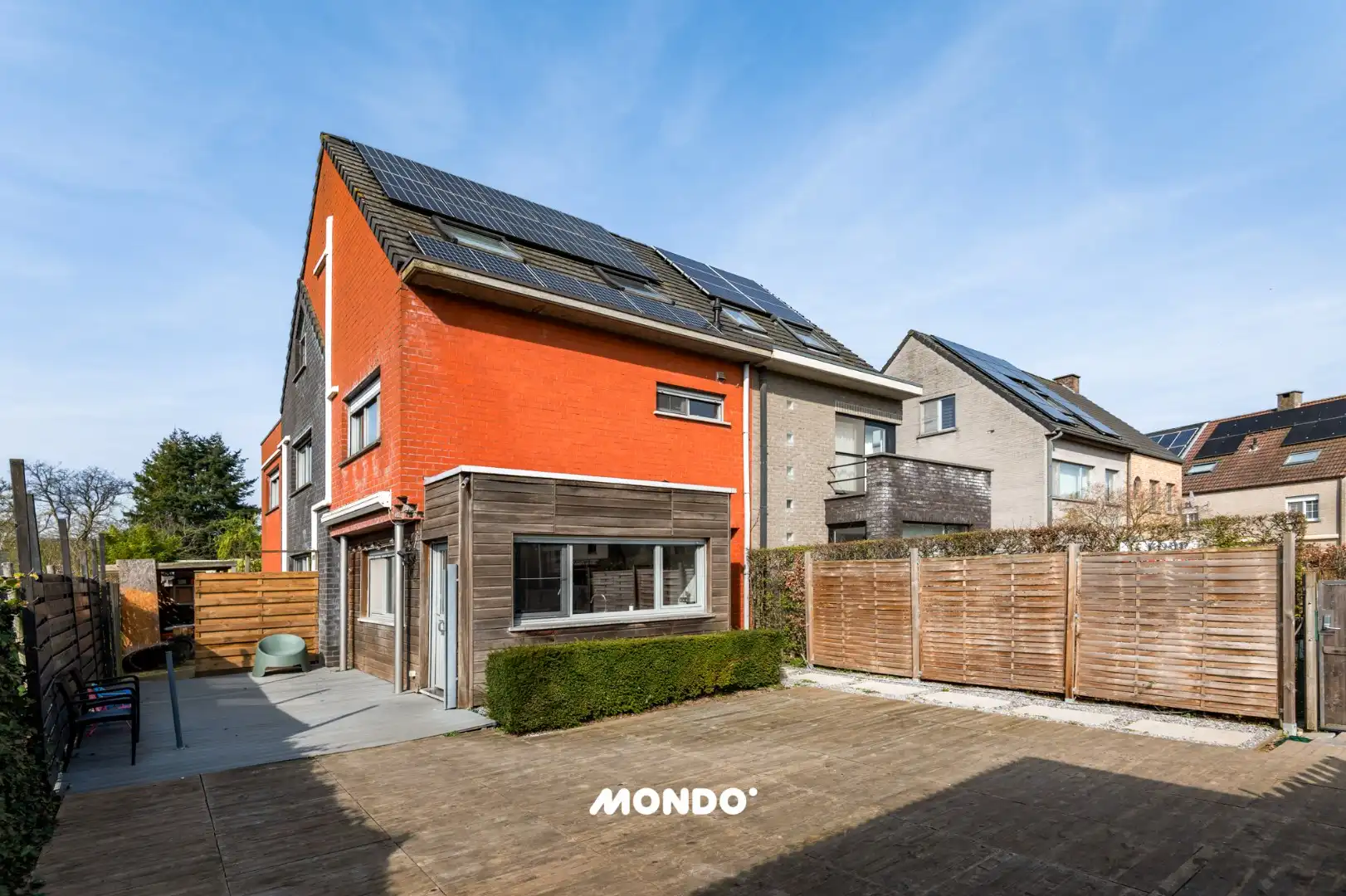 Ruime gezinswoning met 6 slaapkamers, zonnepanelen en zuidgerichte tuin foto {{pictureIndex}}