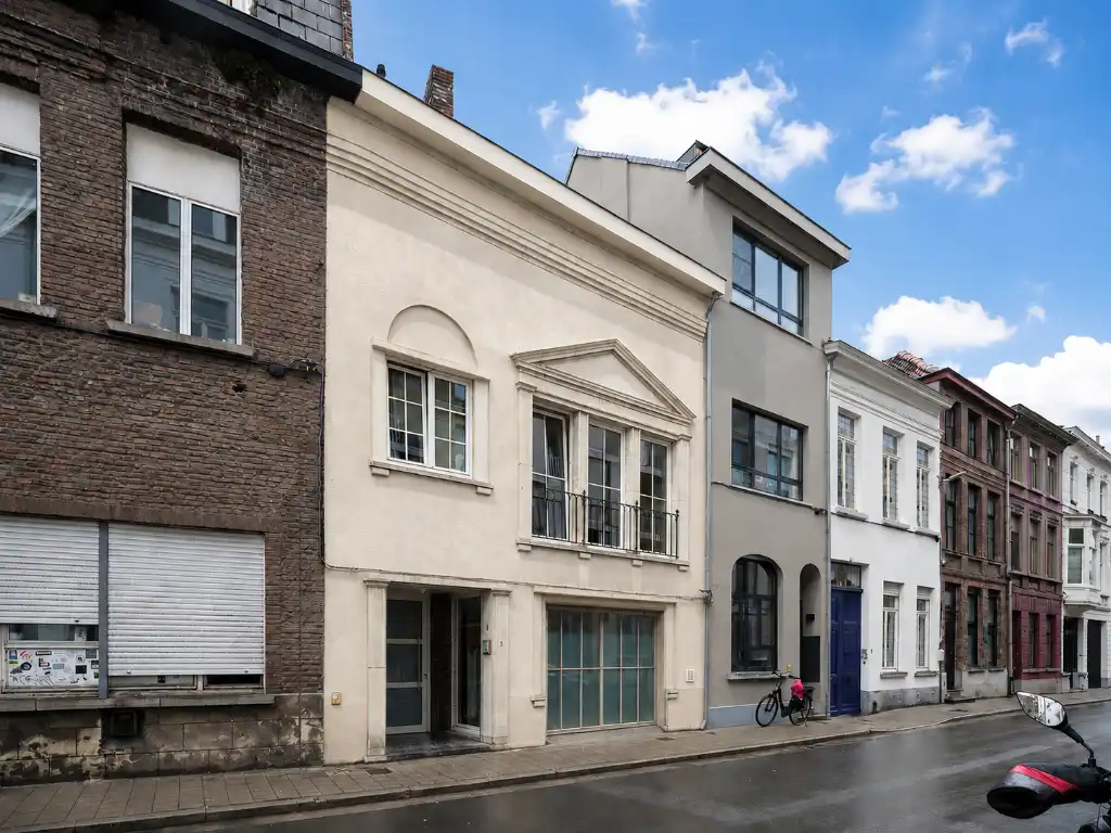 Opbrengsteigendom bestaande uit verschillende studio's en éénslaapkamer­appartementen in het centrum van Gent. foto {{pictureIndex}}