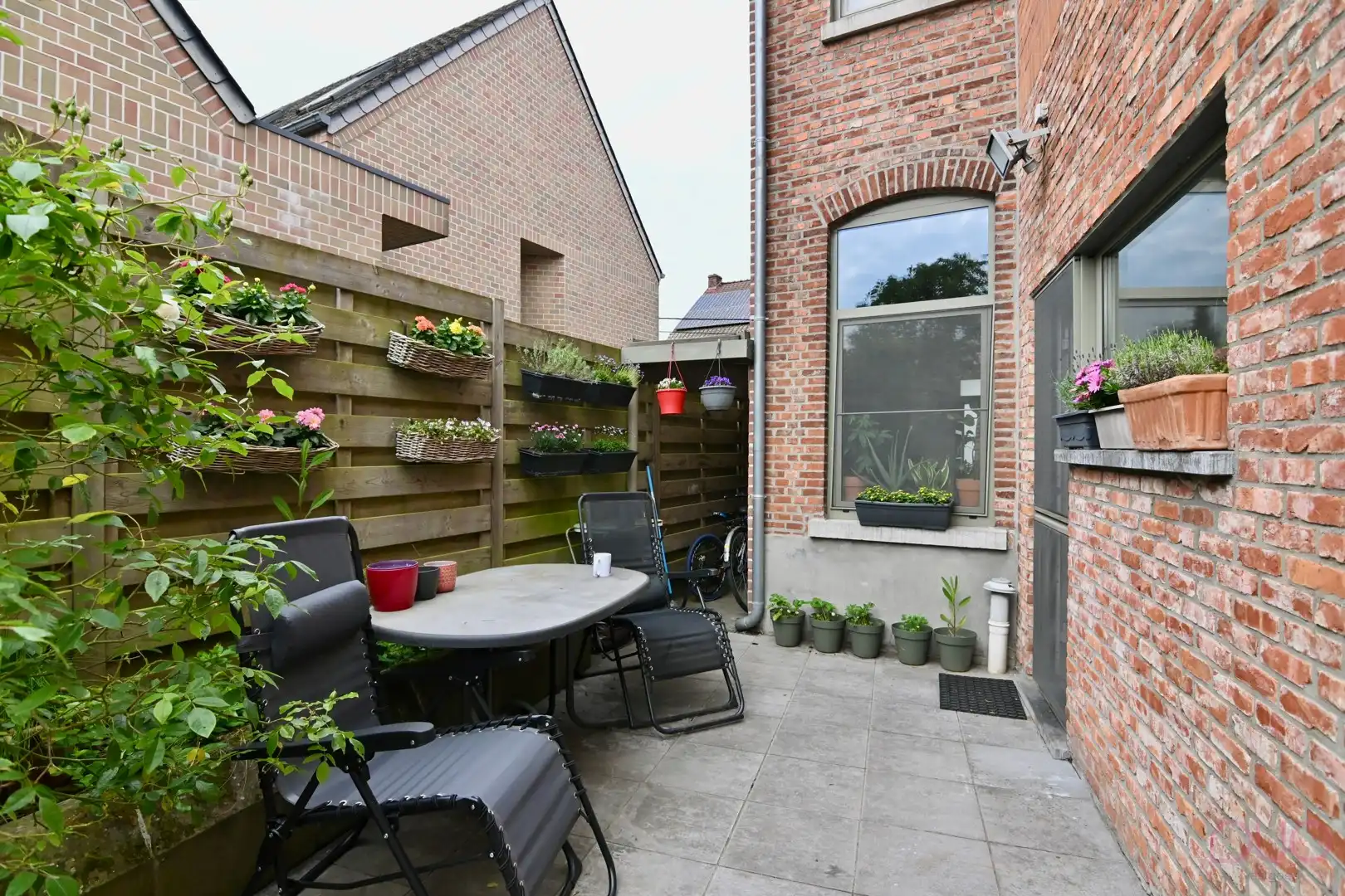 Instapklare halfopen bebouwing met parkeerplaats aan de achterzijde foto 22