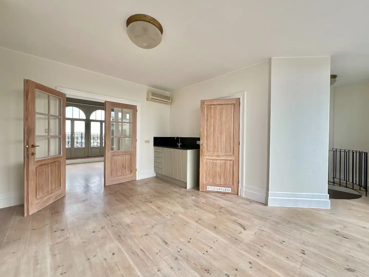 Uniek penthouse met 4 slaapkamers en ruim privéterras in Zurenborg foto 2