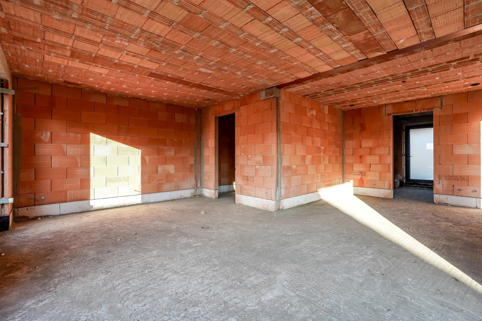 Halfopen casco woning op 265 m² op rustige ligging foto {{pictureIndex}}