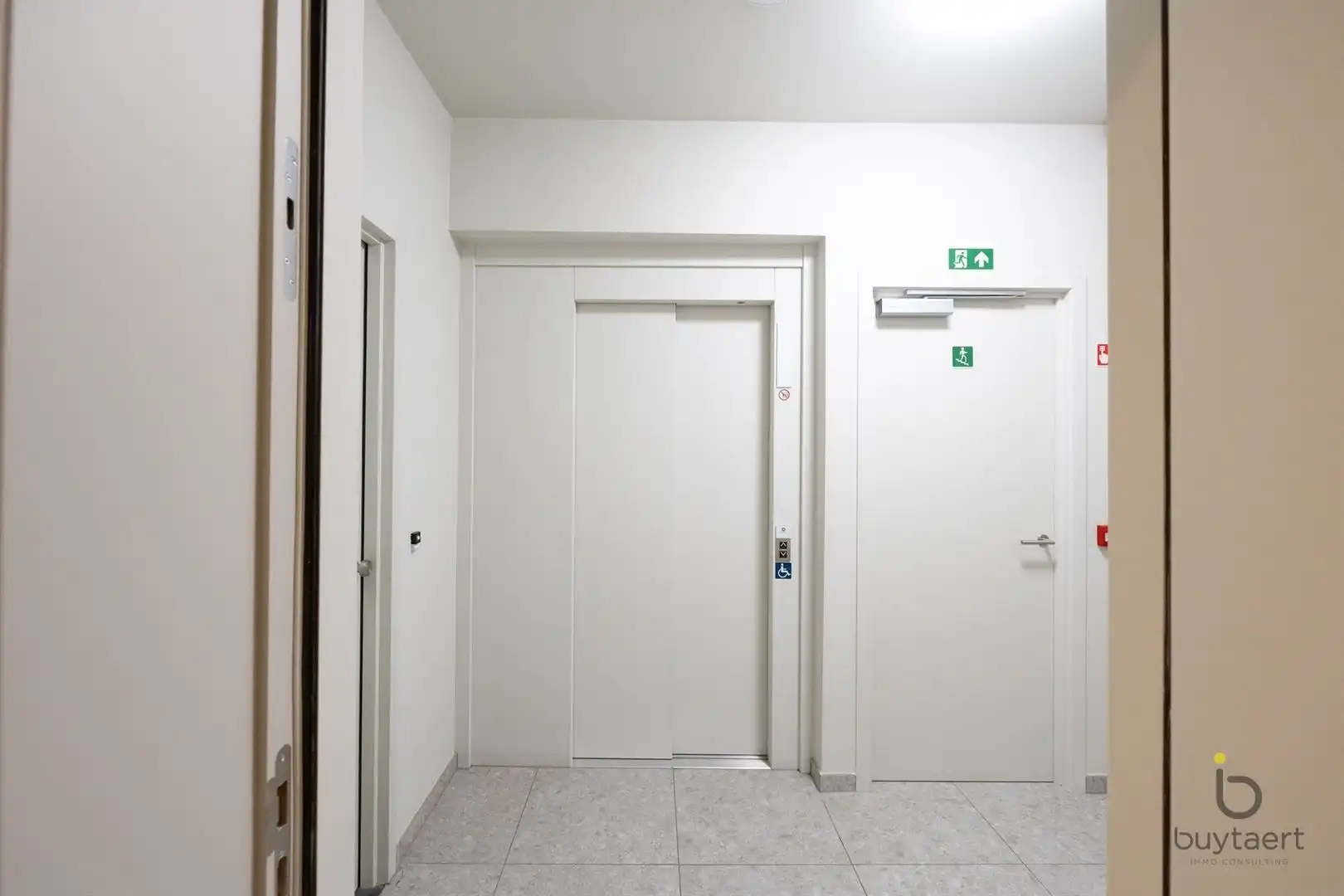 WONEN IN STIJL: een knap 2-slaapkamer appartement op de 3de verdieping met terras te Deurne-Zuid! foto 30