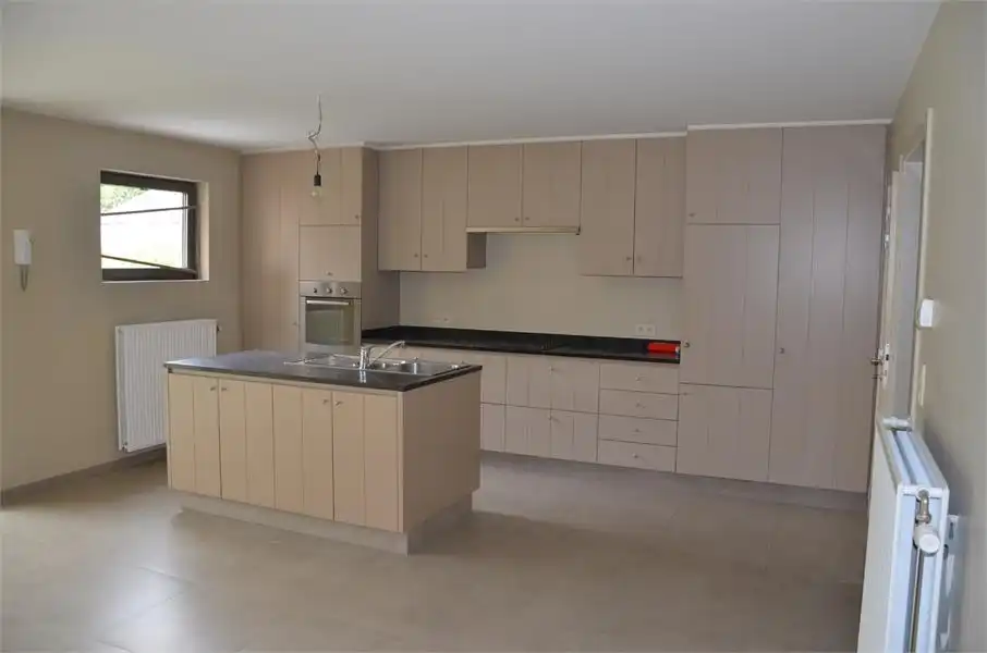 Gelijkvloers recent appartement met tuin. foto 8
