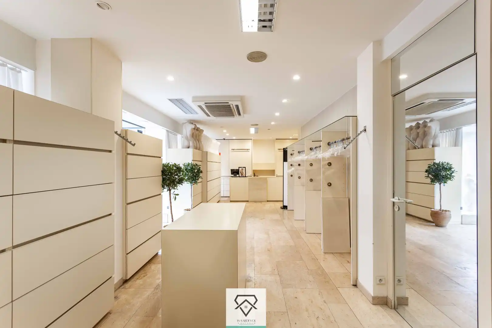 Ruim handelshuis met uitzonderlijk woonvolume en sterke herontwikkelingsmogelijkheden foto 3