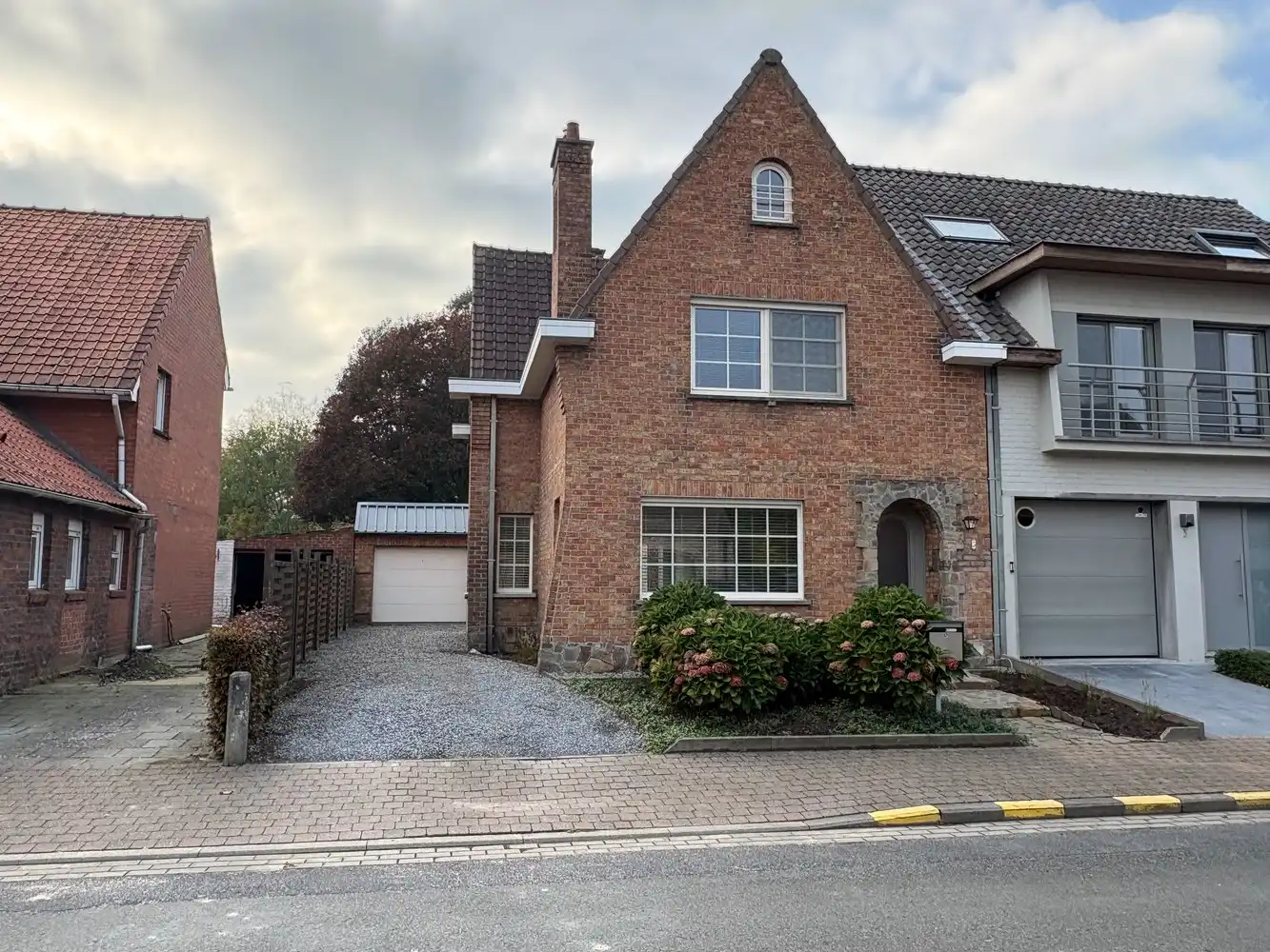 Charmante, gerenoveerde halfopen woning met tuin + garage foto {{pictureIndex}}