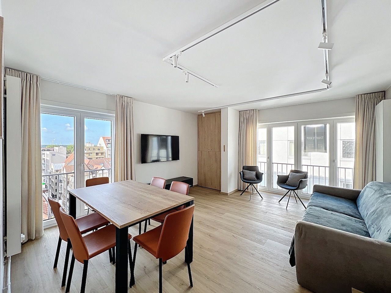 Zeer goed gelegen, vernieuwd appartement met zijdelings zeezicht foto {{pictureIndex}}