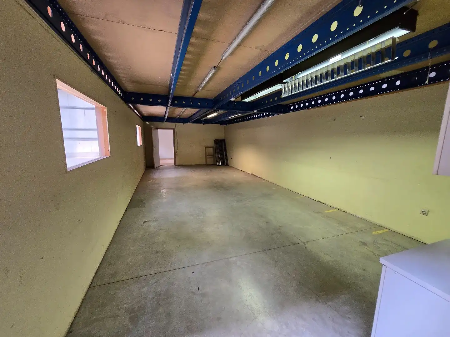 Ruime magazijn-/bedrijfsruimte van ca. 1.200 m² met 5 sectionaalpoorten en 3 laadkades op goed bereikbaar industrieterrein foto 29