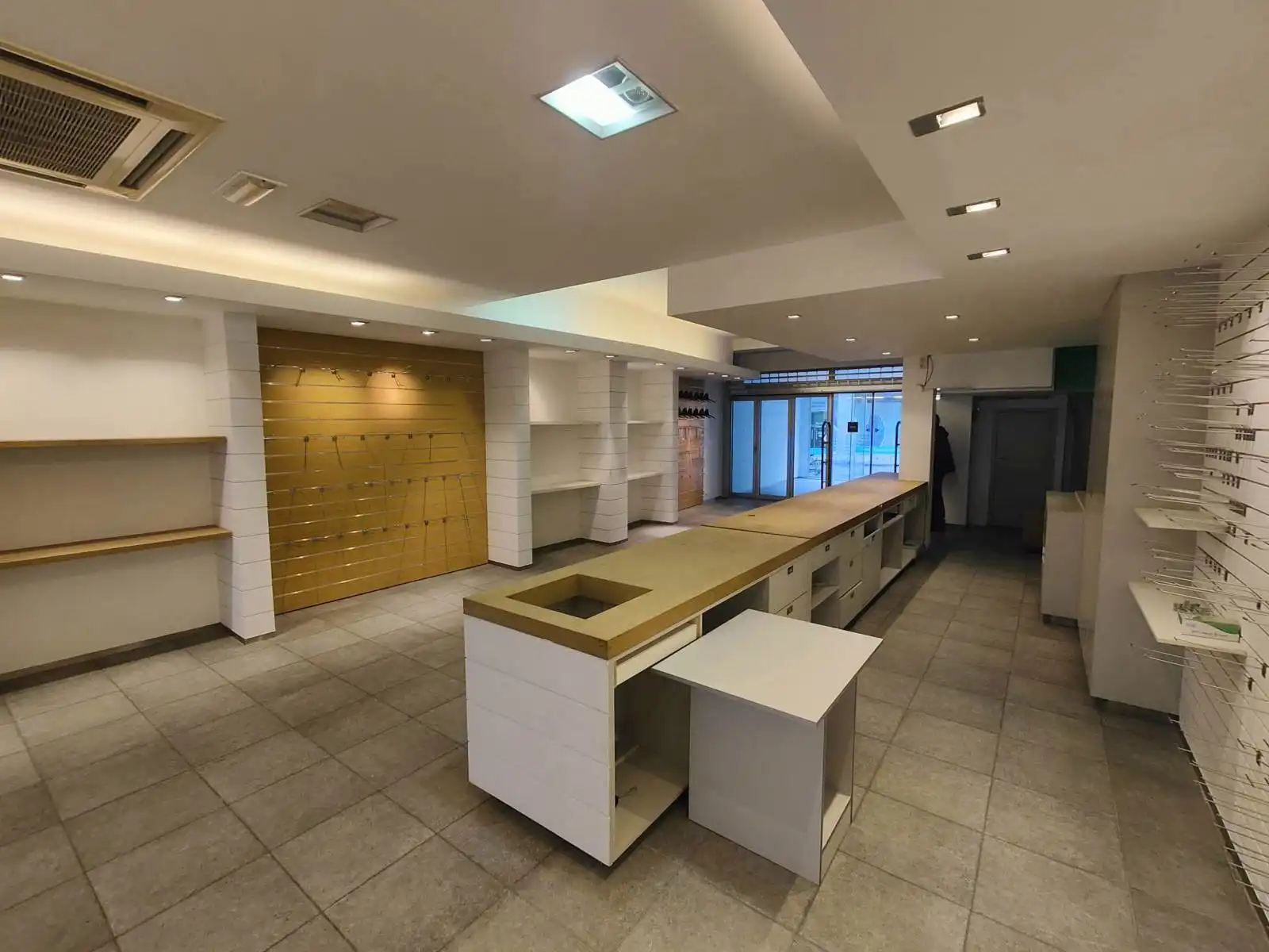 Titel: Commercieel gelijkvloers op toplocatie in het hart van Beveren foto 3