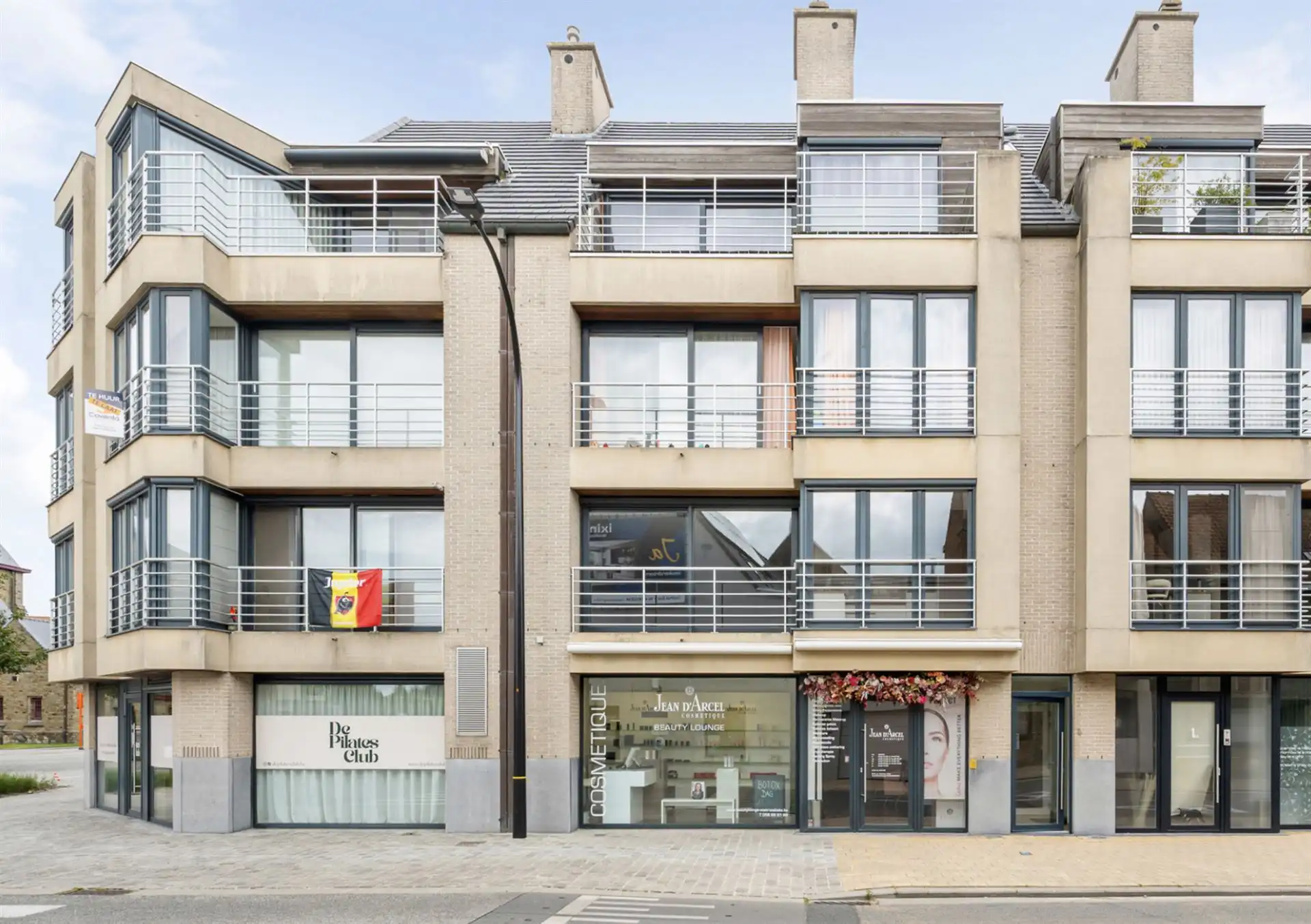 Ruim appartement met 2 slpk op topligging in Oostrozebeke foto {{pictureIndex}}