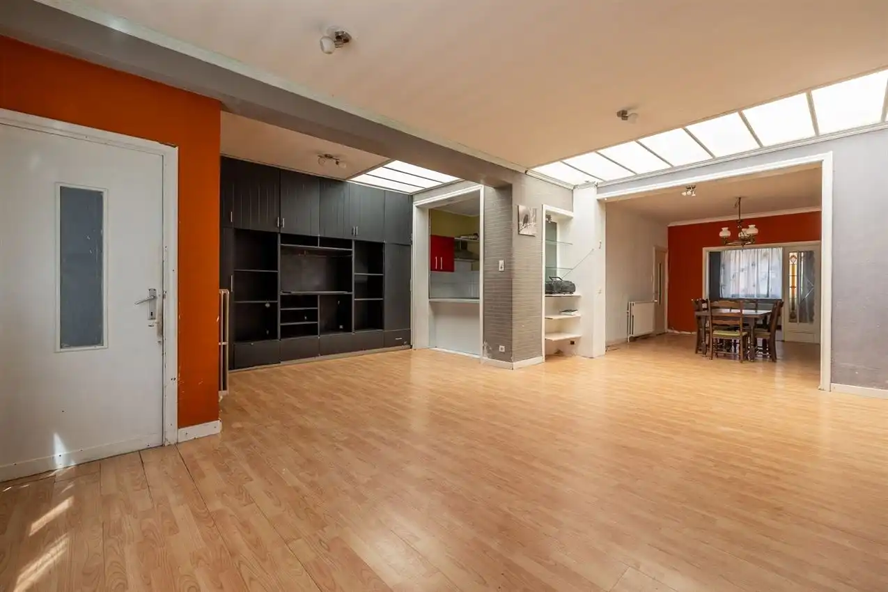 Ruime woning met zuidgerichte tuin en garage in rustige straat nabij centrum. EPC C en 5+ slaapkamers. foto 10