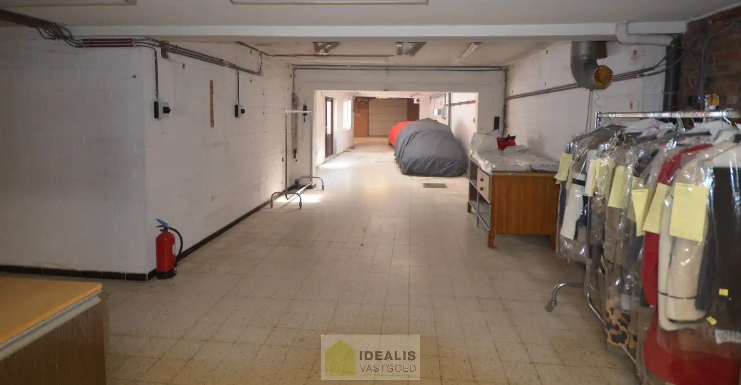 IDEALIS VASTGOED - Handelspand van +-185m² op een gunstige commerciële locatie, de Peltanusstraat te Pelt (Overpelt) met ruim voldoende parkeergelegenheid in de omgeving. foto 6