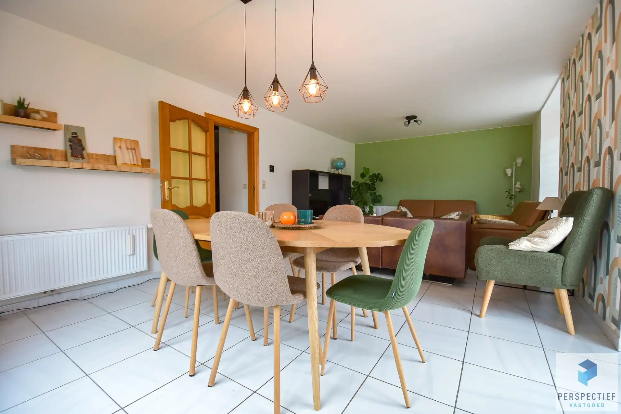 Ruime en energiezuinig gerenoveerde halfopen bebouwing met 5 slaapkamers, garage en zonnige tuin foto 5