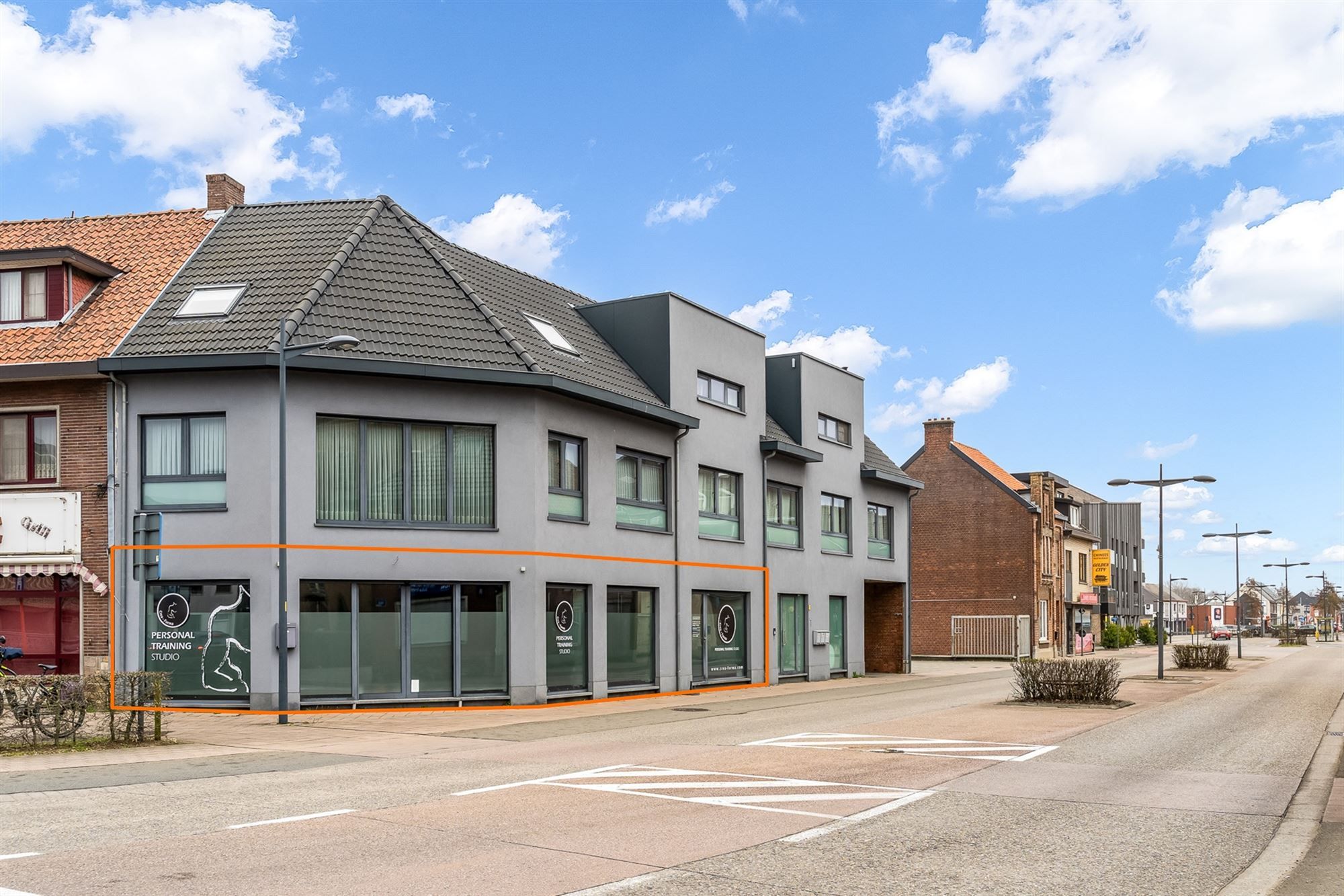 ZEER GOED GELEGEN HANDELSRUIMTE (110M²) MET BUREAU EN KITCHENETTE TE PAAL foto {{pictureIndex}}