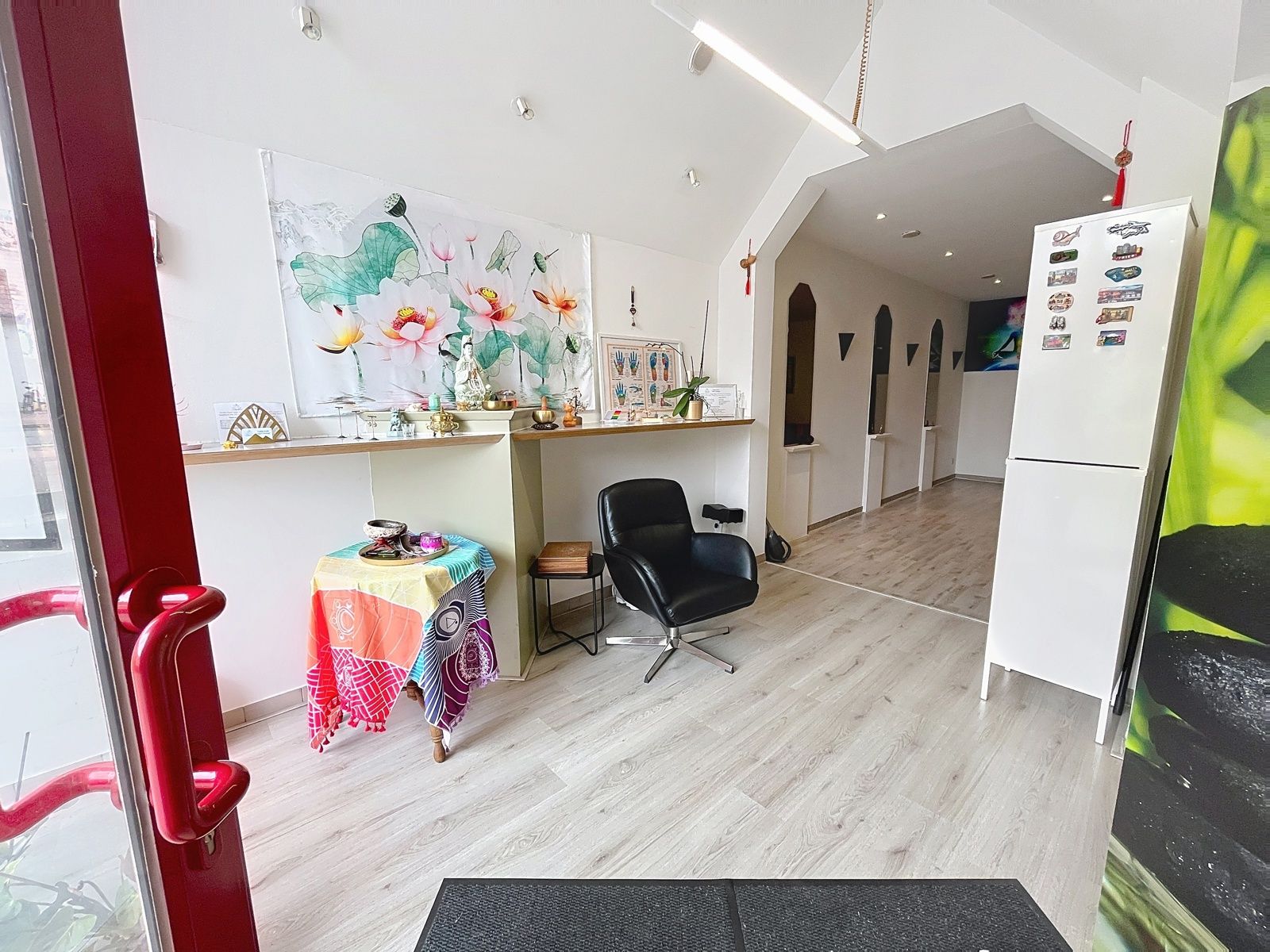 Centraal gelegen handelszaak van ± 67 m² in hartje Maaseik.  foto 4
