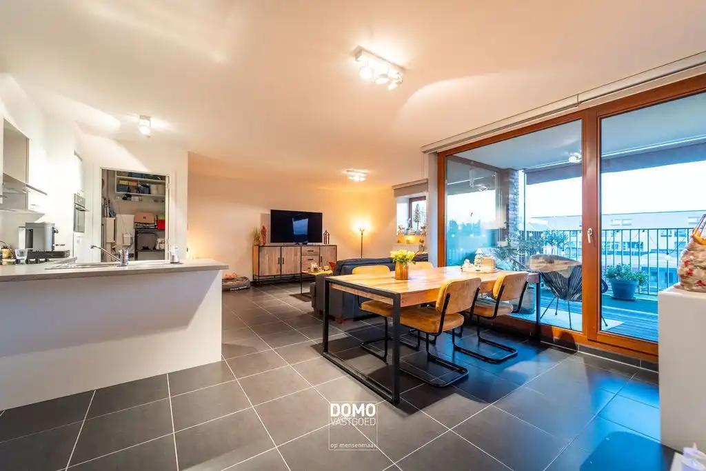 INSTAPKLAAR 2 SLAAPKAMER APPARTEMENT MET PRACHTIG RUIM TERRAS TE BILZEN CENTRUM foto {{pictureIndex}}