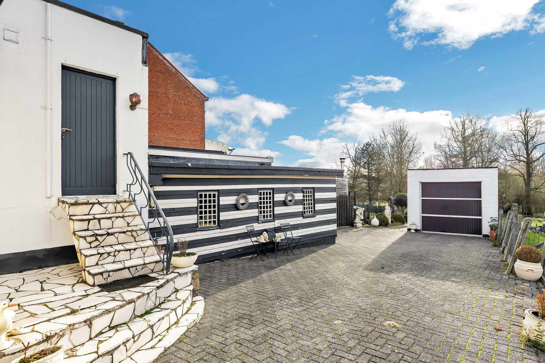 Te renoveren HOB met ruime garages en tuin foto 17