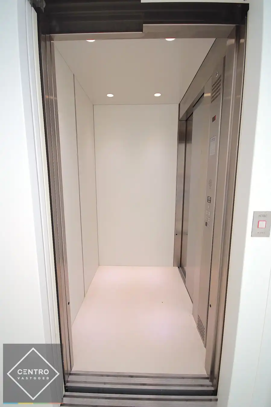 Moderne KANTOORRUIMTE (± 115m2) op de eerste verdieping (lift aanwezig in het gebouw!), inclusief 2 parkeerplaatsen voor de deur. foto 8