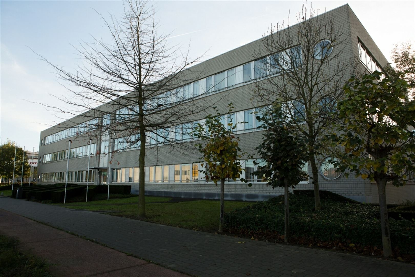 LUCHTHAVENLAAN 4: Kantoorgebouw vanaf 437m² foto {{pictureIndex}}