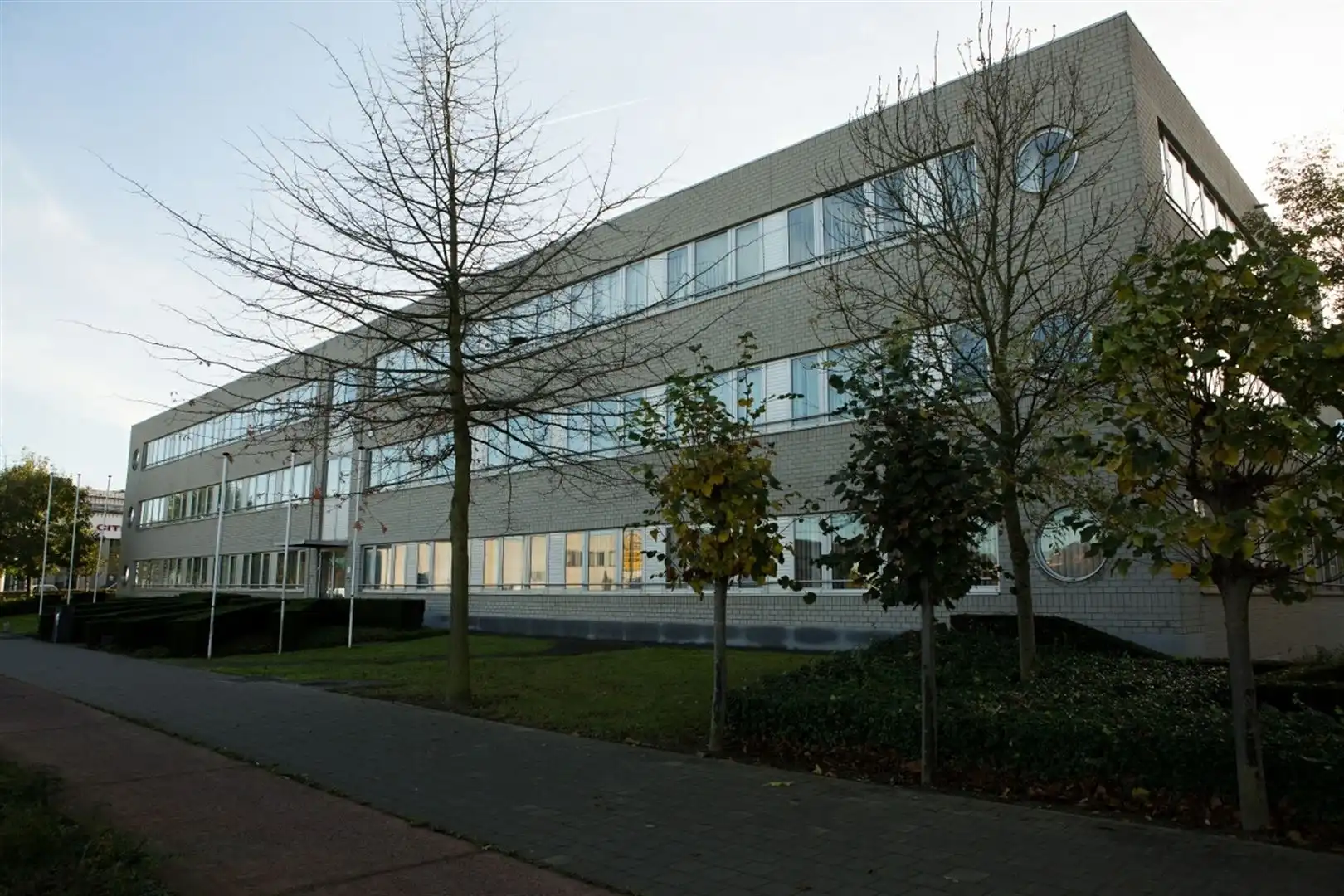 LUCHTHAVENLAAN 4: Kantoorgebouw vanaf 437m² foto {{pictureIndex}}