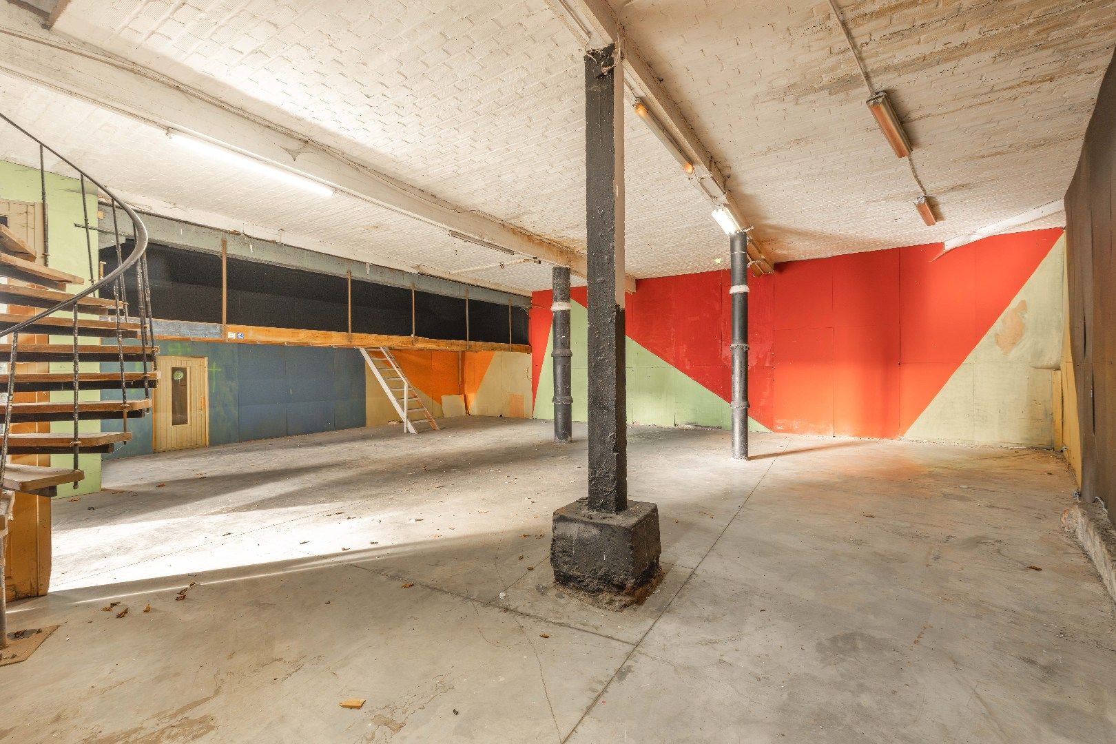 STATIGE HERENWONING MET LOODS foto 26