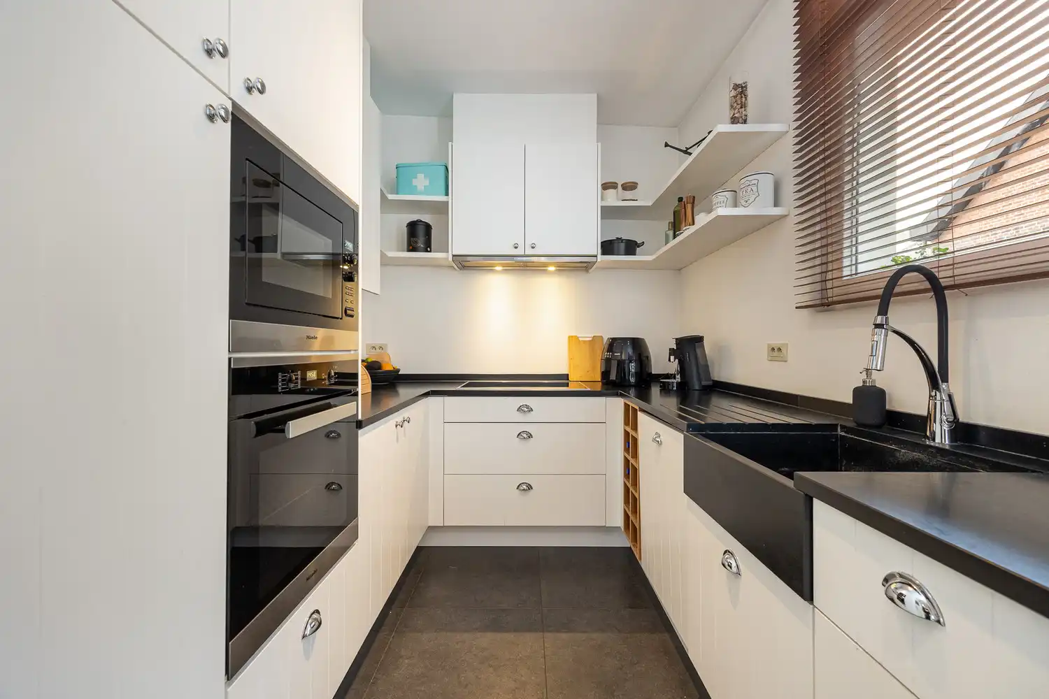 Gerenoveerd 3-slpk appartement van 130 m² met terras in Klein-Antwerpen foto 14