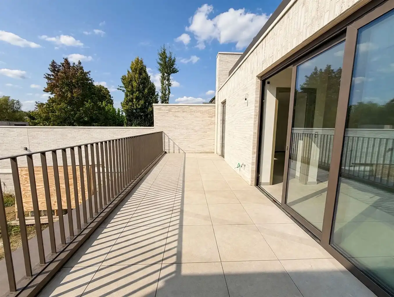 Gelijkvloers, energiezuinig BEN-appartement met 1 slaapkamer, ruim zuidgericht terras, private tuin en ondergrondse autostaanplaats in hartje Maaseik. foto 4