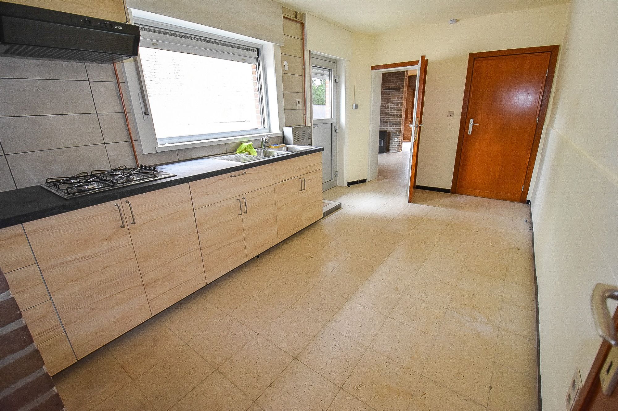 Te vernieuwen 3 slpk woning met tuin en garage in centrum Knesselare foto 5