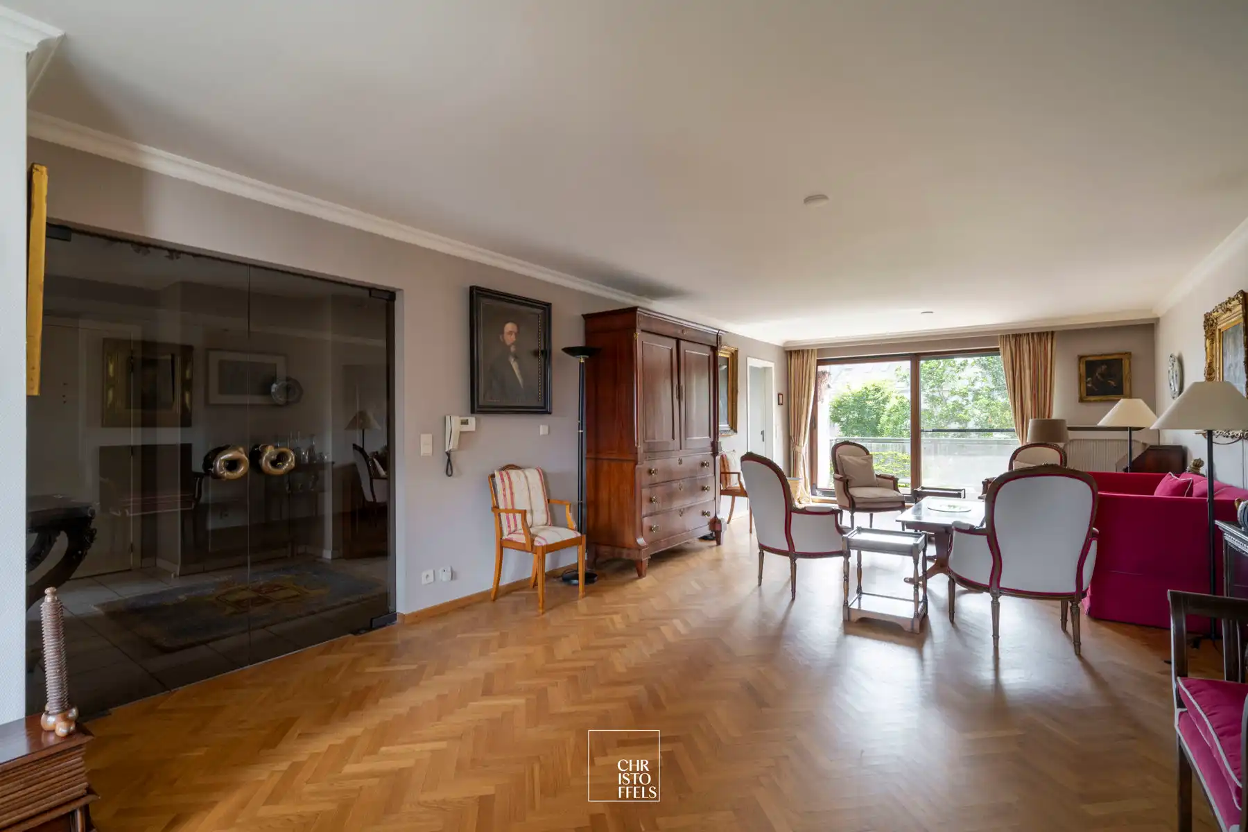 Riant appartement (239m²) met twee garageboxen in Lanaken-centrum! foto 4