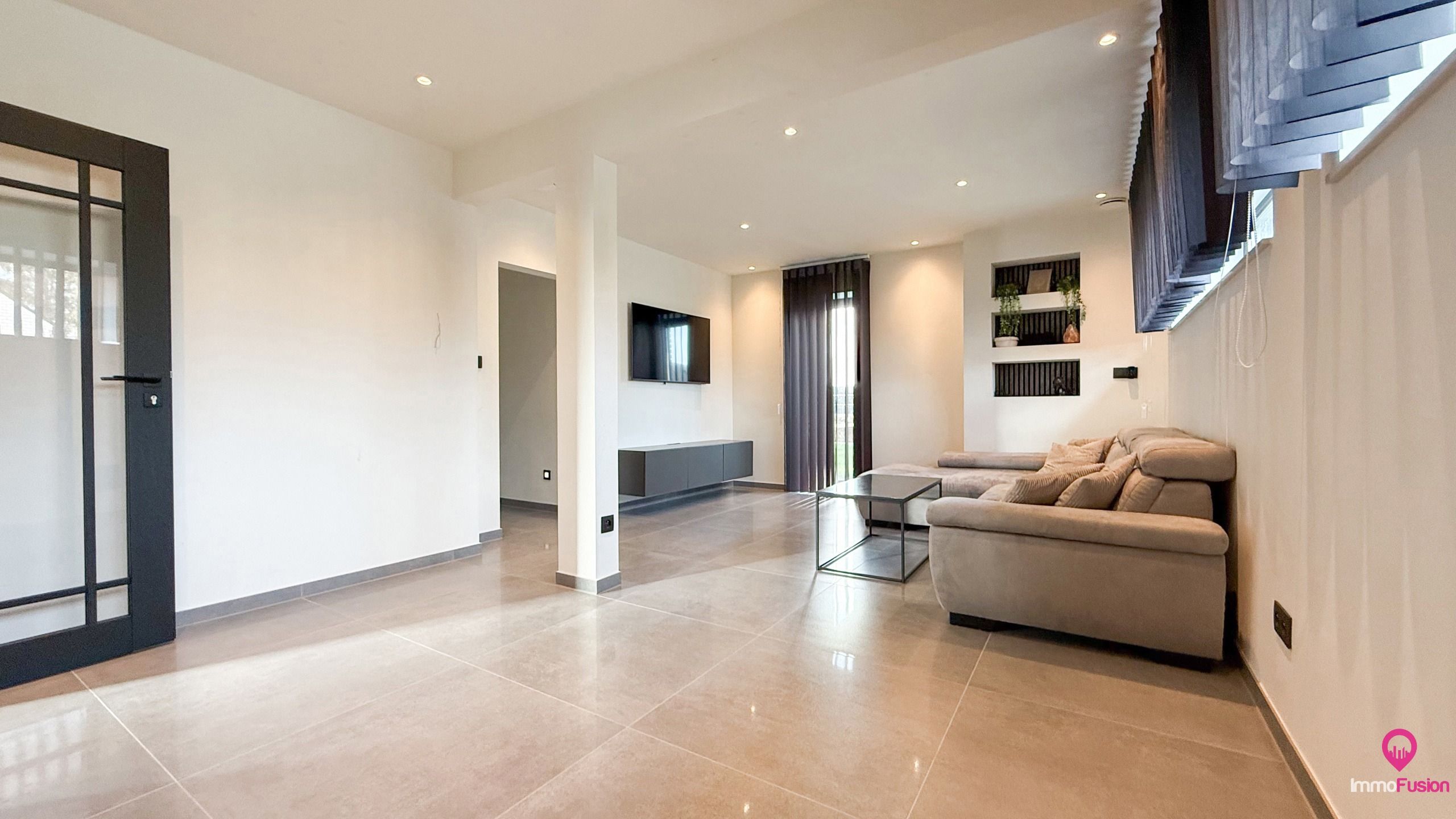 Instapklare, volledig gerenoveerde woning met 4 slaapkamers! foto 2