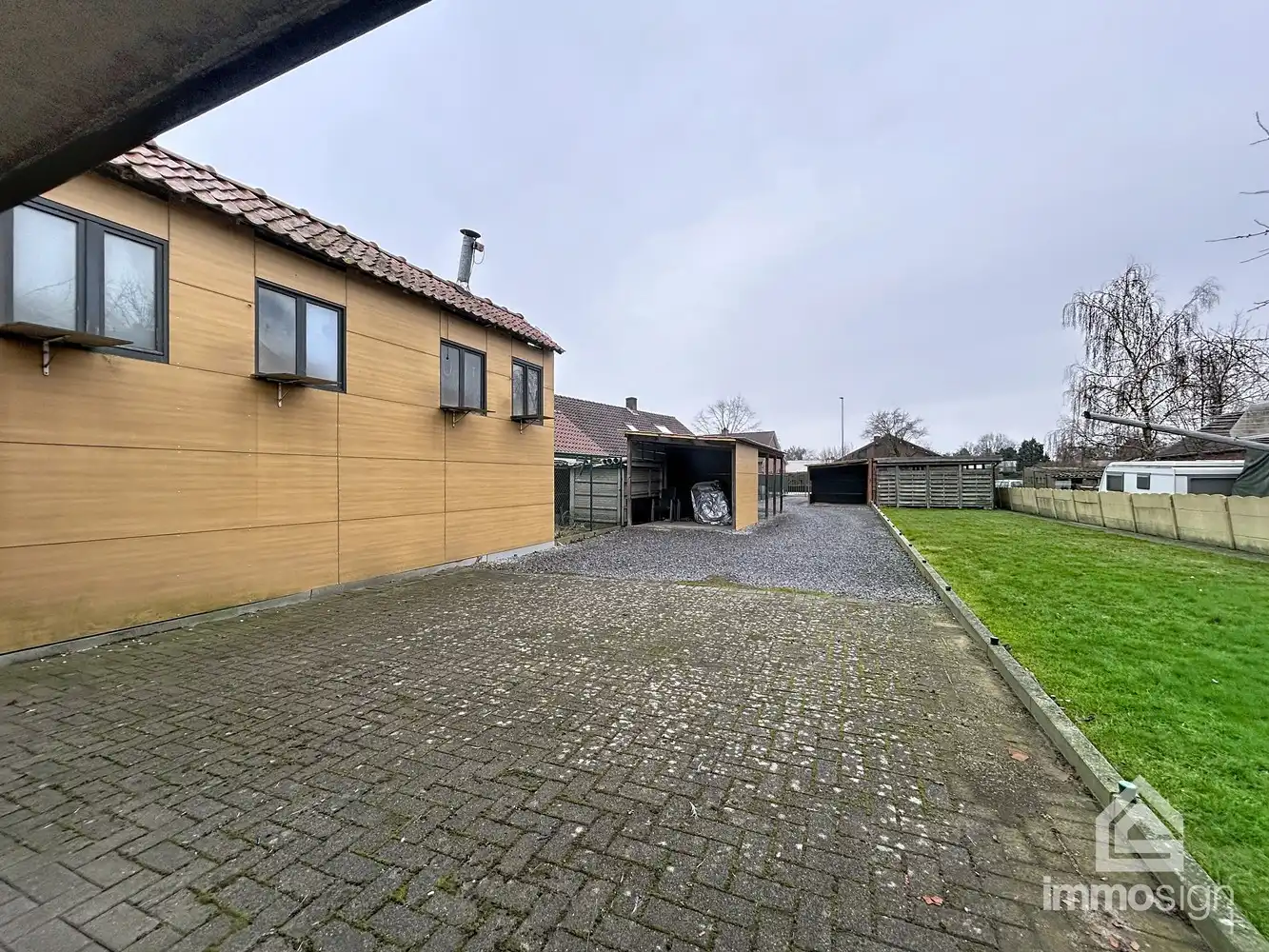 Ruim appartement met groot terras, 2 slaapkamers en carport in Peer centrum foto 14