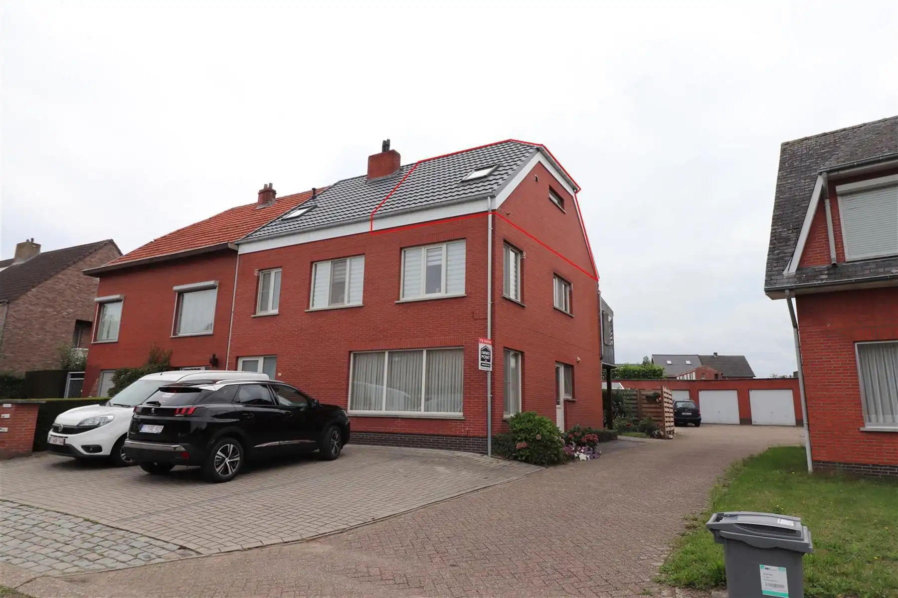 Een dakstudio op de tweede verdieping rechts met garage. foto {{pictureIndex}}