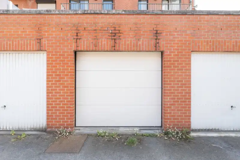 Roeselare-stadskern. Uitstekend gelegen handelspand voor winkel | praktijk | kantoor met 120m2 ruimte + aanpalende garage. Instapklaar en vernieuwd. foto 11