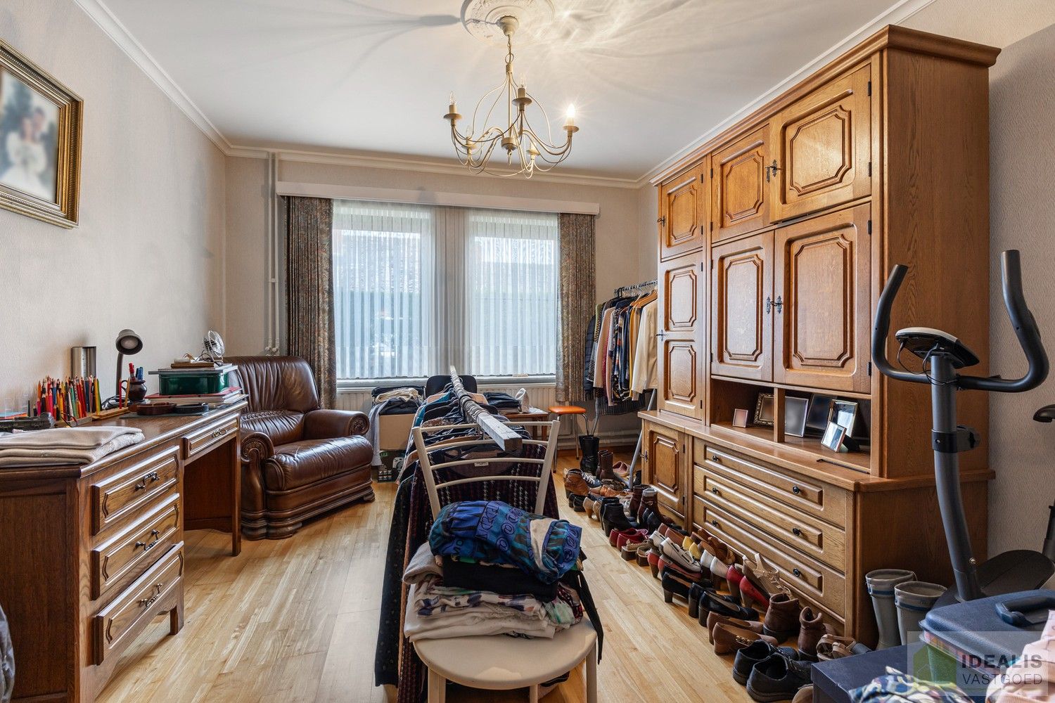 IDEALIS VASTGOED – PERFECT ONDERHOUDEN, INSTAPKLARE WONING +- 175M², MET MAAR LIEFST 4 SLAAPKAMERS, HEERLIJK LICHTRIJKE WOONKAMER EN DUBBELE GARAGE OP EEN PRACHTIG GROEN EN RUIM PERCEEL VAN 18A 43CA. foto 18