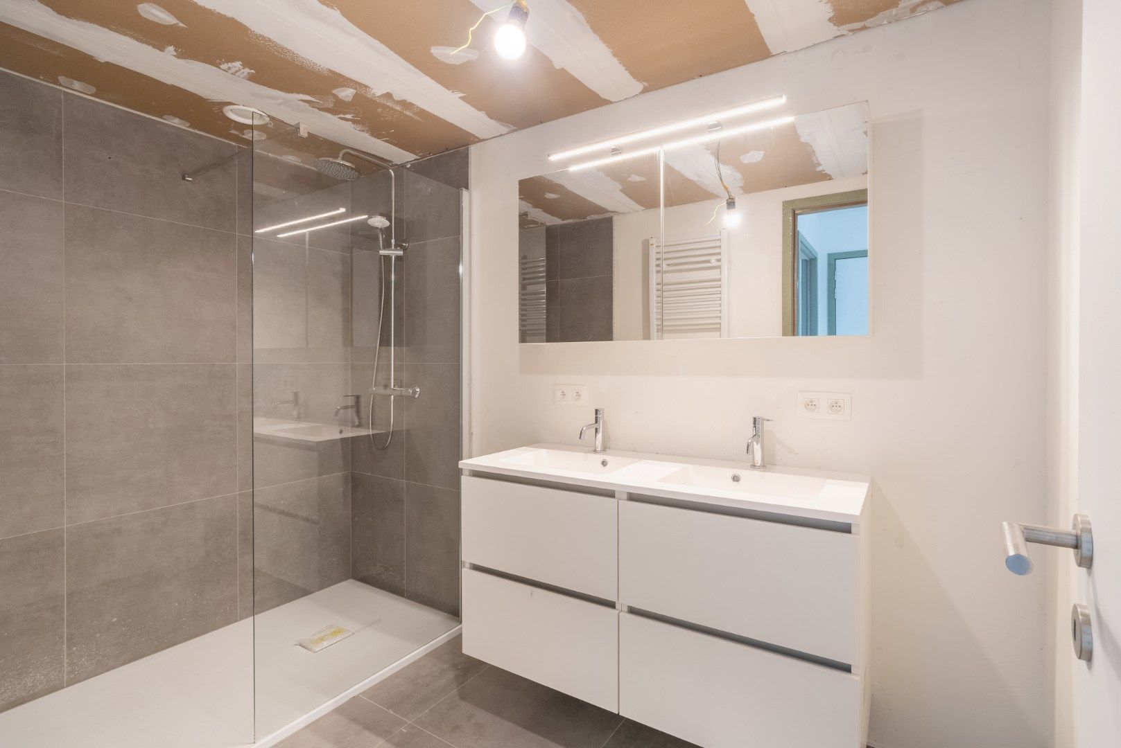 Gezellig nieuw dakappartement met 1 slaapkamer en terras op de tweede verdieping, in Residentie Escautval. foto 7