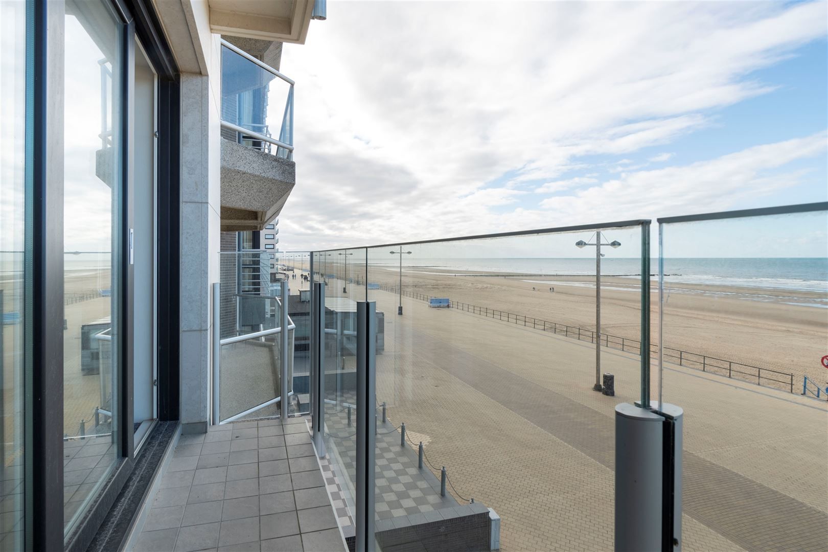 Gemeubeld 2-slaapkamerappartement met zeezicht foto 3