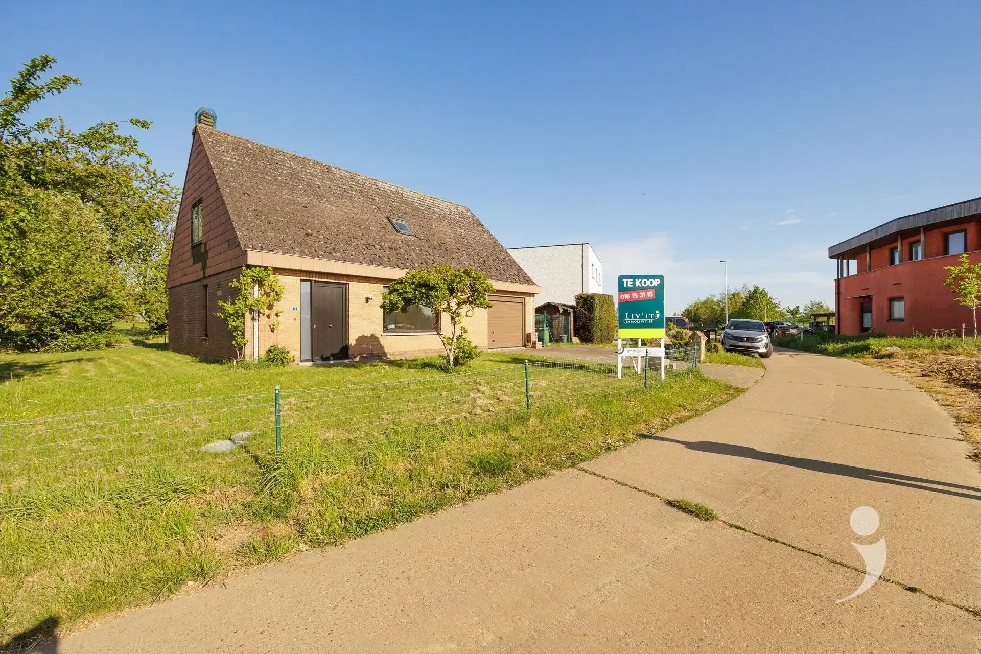 Ruime te renoveren woning met 3 slaapkamers foto 25