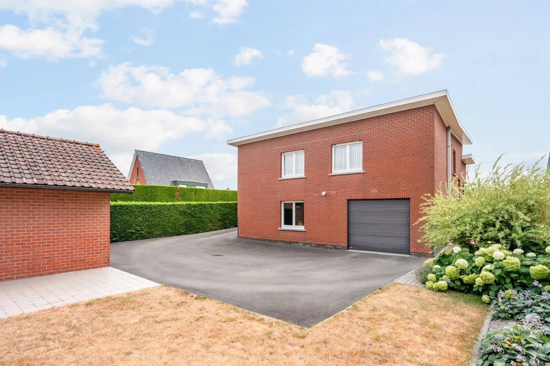 Degelijke woning (onderkelderd) + aparte garage en tuin.  foto 3