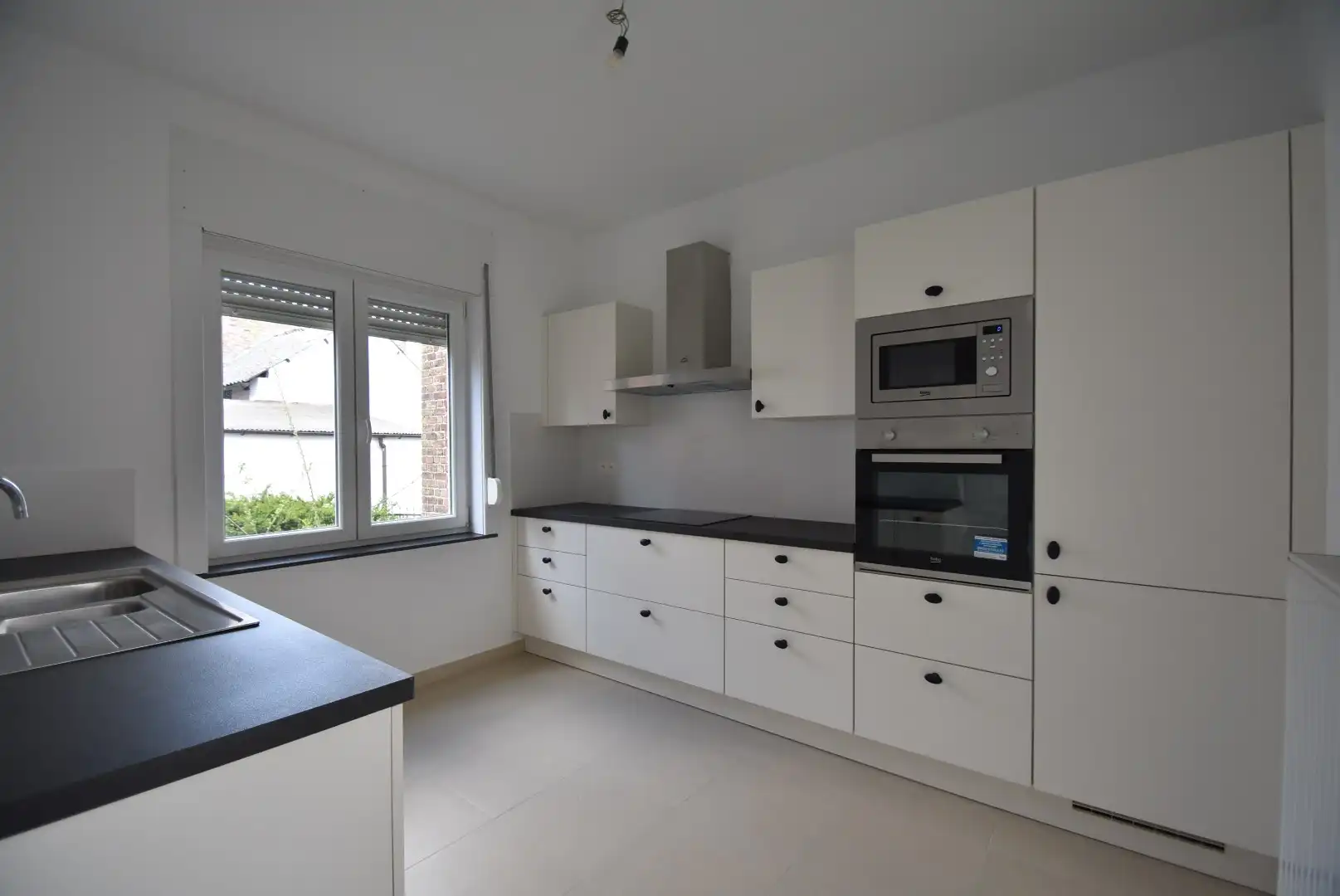 Fris en luchtig gerenoveerde woning met drie slaapkamers, terras, en garage, inbegrepen de stroom via zonnepalen.  foto 14