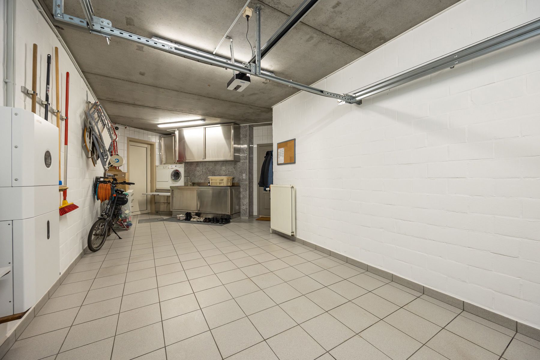 Goed gelegen vernieuwde PRAKTIJK-woning met 3 slpk en garage foto 11